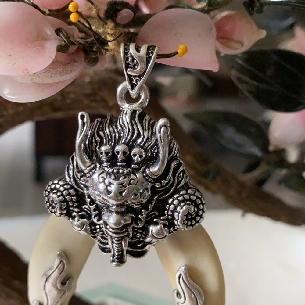 Antique dog teeth with engraved  dragon pendent - Picture 2 of 7